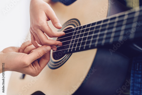Fotomural Crop tutor teaching kid to play guitar