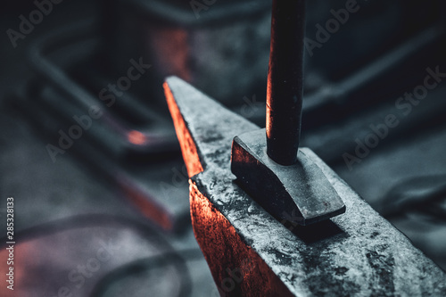 Close up photo shoot of hammer and anvil at dark smith workshop. Poster Mural XXL