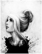 Czarno biały rysunkowy portret kobiety patrzącej przed siebie. Włosy upięte w kok, tatuaż na szyji. Rozpryski farby, malarstwo.