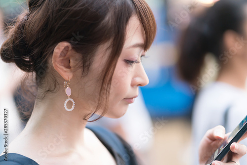 Fotografía 口紅,リップ,リップスティツク,悩む,肌,見つめる,メイク,メイクアップ,化粧,化粧品,化粧道具,道具,リラックス,持つ,人物,女性,女子,1人,日本人,アジア