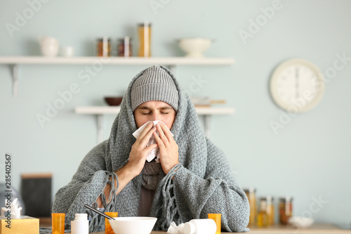 Fotomural Sick man sitting at kitchen table