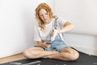 © Freepik - Full shot woman pouring paint on brush