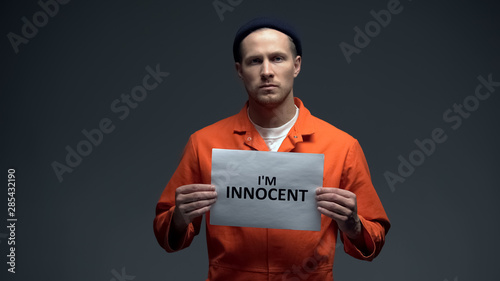 Cuadros en Lienzo European imprisoned male holding I am innocent sign in cell, asking for justice