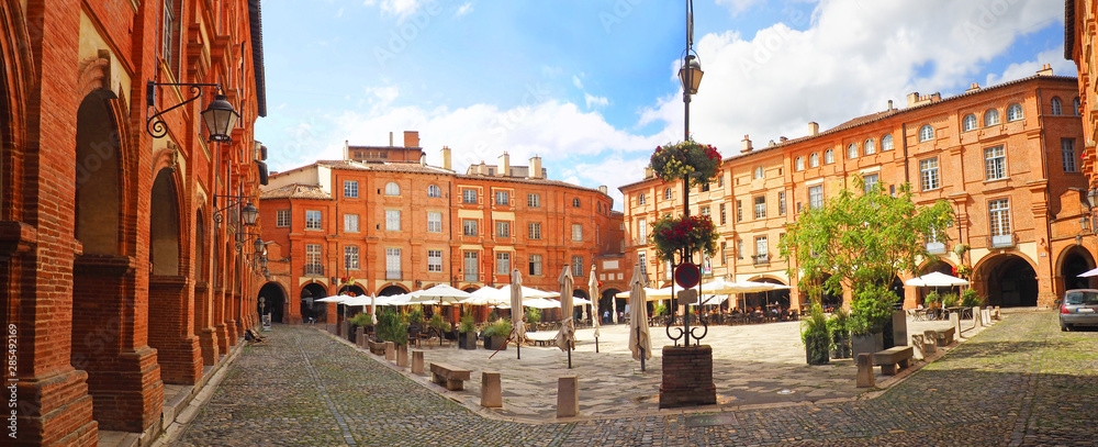 Place Nationale is a place located in the city of Montauban in France. Rebuilt in the 17th century after two fires, it is the heart of the city - obrazy, fototapety, plakaty 