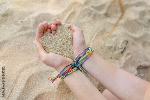 Photographie pretty heart of sand in the hands of a girl