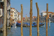 Gondeln und Motorboote auf Kanal in Venedig, Italien