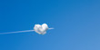 Flieger mit Herzwolke „Love is in the air“