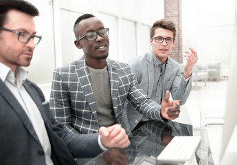 Canvas Print - Group of casually dressed businesspeople discussing ideas in the office