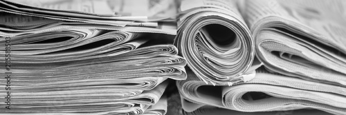 Fotomural A stack of folded newspapers on the desktop in the office