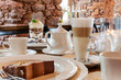 Stół w kawiarni z ciastem czekoladowym kawa latte i tiramisu