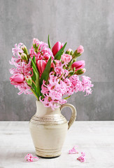 Poster - Woman shows how to make spring bouquet with tulip, hyacinth and carnation flowers