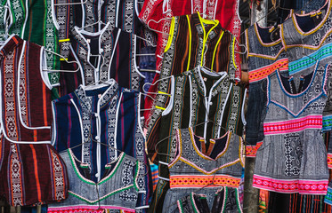 Habits typiques et colorés en vente au marché de Bac Ha, Nord Vietnam.