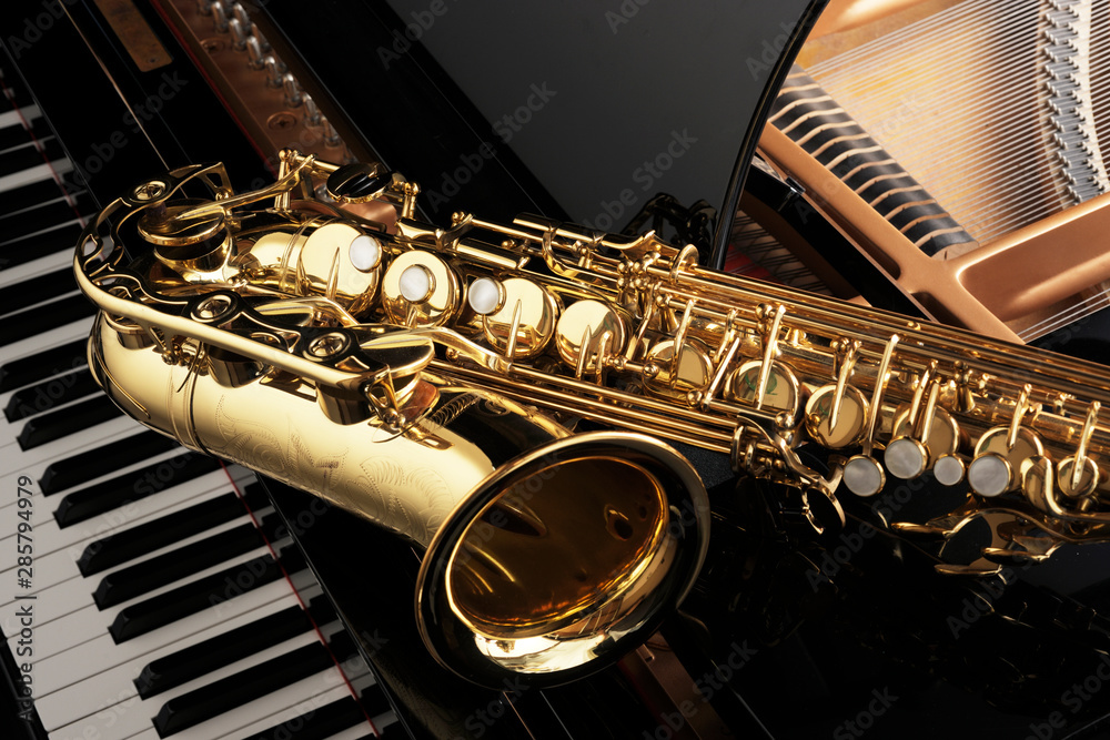 saxophone on grand piano - obrazy, fototapety, plakaty 