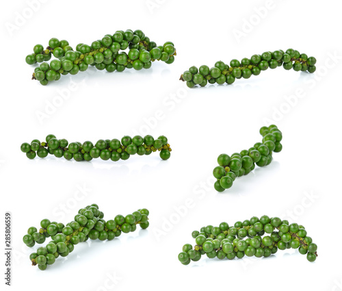 Cuadros en Lienzo green peppercorns on white background