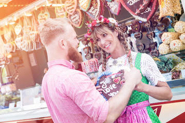 Wall Mural - Pärchen auf der Dult, Mann kauft seiner Frau ein Lebkuchenherz 