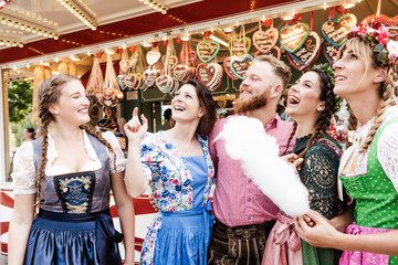 Freunde in Trachten Gruppe mit Dirndl und Lederhosen 