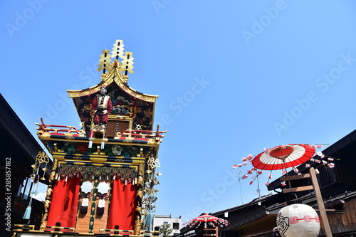 日本の岐阜県の高山市 世界遺産の高山祭 屋台と呼ばれる山車とからくり人形 快晴の青空と美しい和傘 Stock Photo Adobe Stock 日本の岐阜県の高山市 世界遺産の高山祭 屋台と呼ばれる山車とからくり人形 快晴の青空と美しい和傘 Stock Photo Adobe Stock