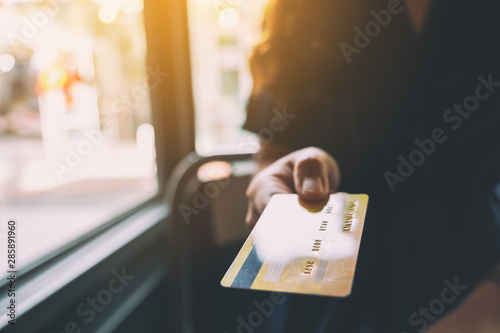 Fotografía Closeup image of a woman holding and showing credit card