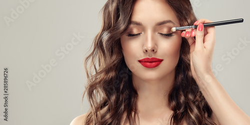 Cuadros en Lienzo Makeup artist applies eye shadow