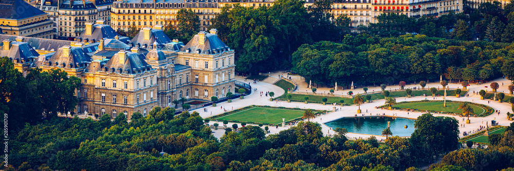 Obraz na płótnie The Luxembourg Palace in The Jardin du Luxembourg or Luxembourg Gardens in Paris, France. Luxembourg Palace was originally built (1615-1645) to be the royal residence of the regent Marie de Medici. w salonie