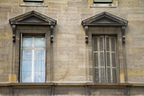 Fototapeta Londyn - Close-up of traditional windows with porticoes and shutters on the facade of a building in the historical center of Paris