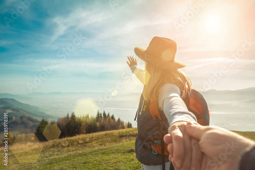 Fotomural Happy traveler woman tourist stay on the green grass on the peak