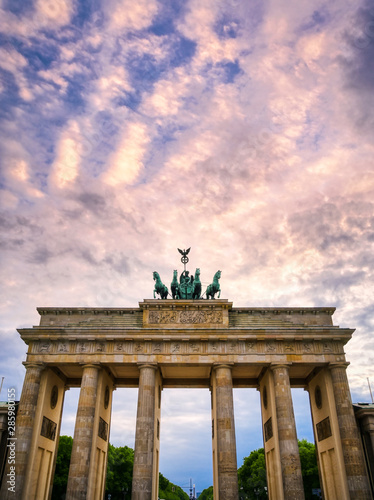 Fotomural The Brandenburg Gate located in Pariser Platz in the city of Berlin, Germany