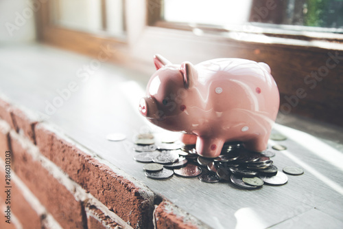 Fotografía piggy bank on the window