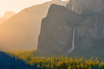 Wall Mural - Yosemite National Park Valley at sunrise landscape from Tunnel View. California, USA.