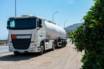 Canvas Print - Camion cisterna de mercancias peligrosas