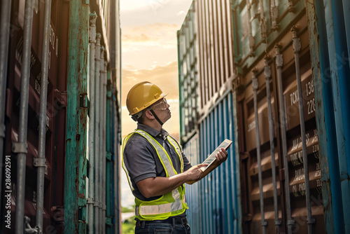 Fotografía Male engineer, worker inspection checking on container by using tablet