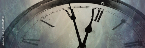 Fotografía Panoramic image Retro clock with five minutes before twelve