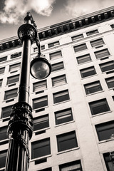Fototapete - Vintage street lamp and New York City architecture.