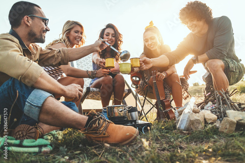 Fotomural Spending Time By The Campfire