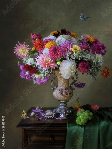 Cuadros en Lienzo Still life with splendid bouquet of flowers in Baroque style