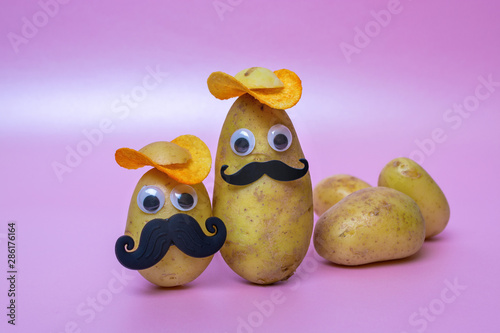 Fotografía funny potato head with face on pink background