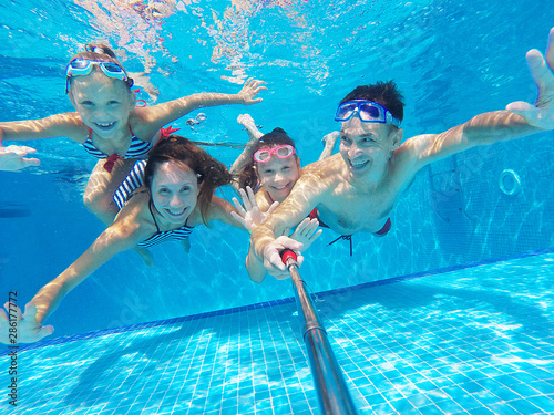 Plakaty pływanie  rodzina-na-basenie