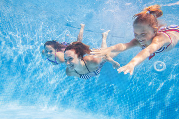 Wall Mural - family  in swimming pool