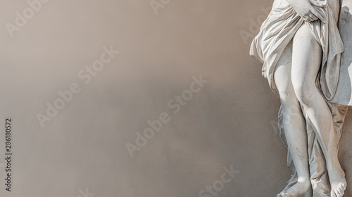 Fotografía Statue of ancient sensual half naked Renaissance Era woman with long baked legs