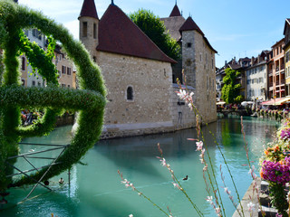 Casina medievale su canale