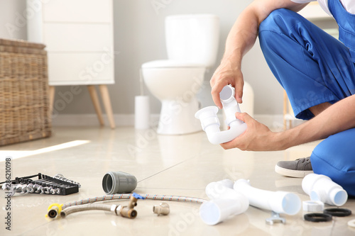 Fotomural Plumber with tools working in restroom