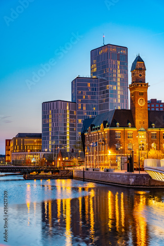 Fotomural Sunset view of skyline of Malmo dominated by the world maritime university, Swed