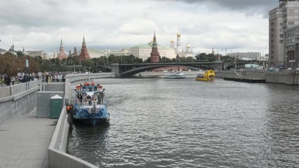 Wall Mural - MOSCOW, RUSSIA - AUGUST 1, 2019: Moskva River from the Patriarshy Most bridge, in the background the Cathedral of the Annunciation and walls of the Kremlin