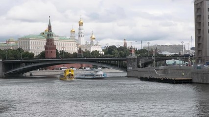 Wall Mural - MOSCOW, RUSSIA - AUGUST 1, 2019: Moskva River from the Patriarshy Most bridge, in the background the Cathedral of the Annunciation and walls of the Kremlin