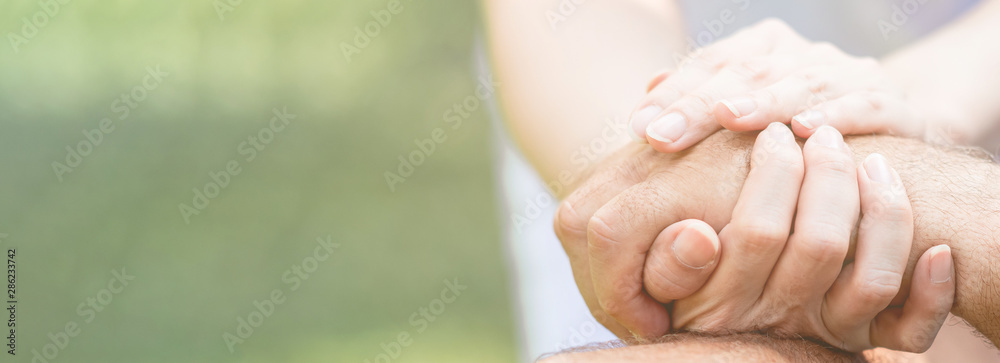 Caring nurse helping senior man sitting on bench in gaden. Asian woman, caucasian man. Holding hands, with copy space. Web banner frame. - obrazy, fototapety, plakaty 