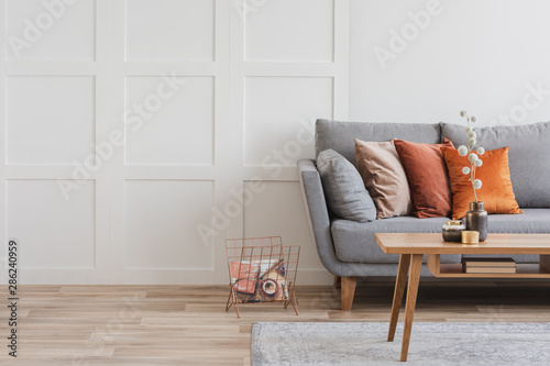Cuadros en Lienzo Copy space on empty white wall of fashionable living room interior with grey and