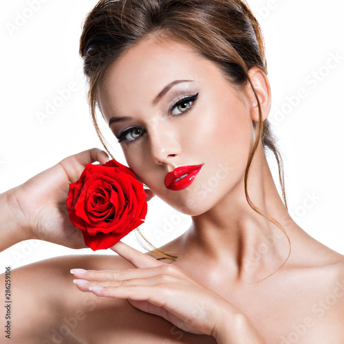 Dekoracja na wymiar  zblizenie-twarzy-pieknej-kobiety-z-czerwona-roza-jasny-makijaz