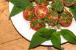 Tomaten mit Schnittlauch und Salbei