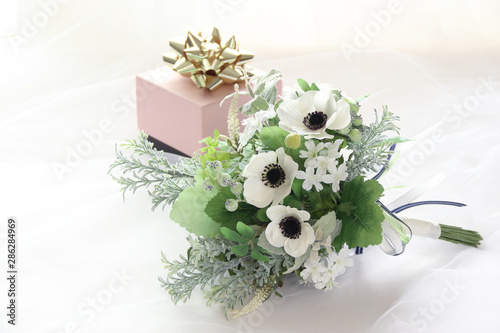 白いアネモネのブーケと結婚祝い Buy This Stock Photo And Explore Similar Images At Adobe Stock Adobe Stock