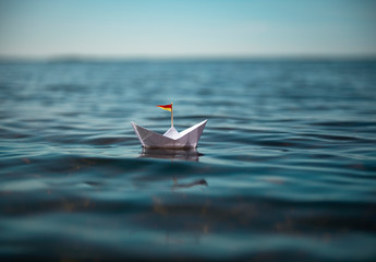 Canvas Print - Eine Reise mit Papierschiff auf dem Meer